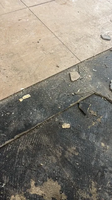 Black bitumen mastic floor removal in a N21 flat